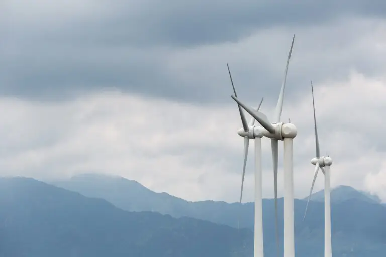 2a79b374770fcddf140eb38d5515bbf4_wind-turbines-closeup-2025-01-29-07-25-59-utc